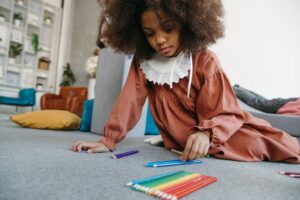 איך להחזיק את הילדים מרוכזים ורגועים בעזרת יצירה נכונה